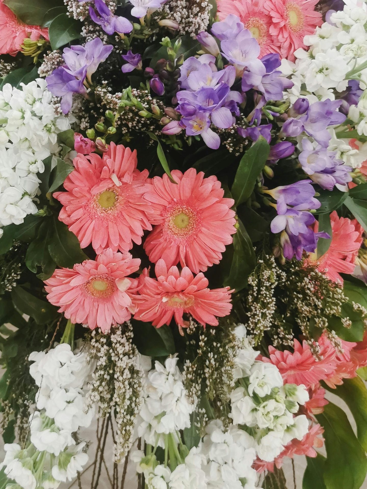 Bouquet funéraire gerberas et freesias Lyon