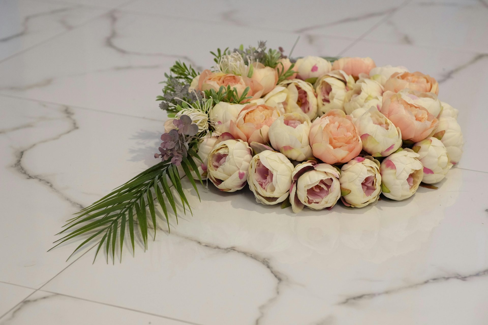 Atelier Fleurs de Deuil Lyon — composition funéraire artisanale